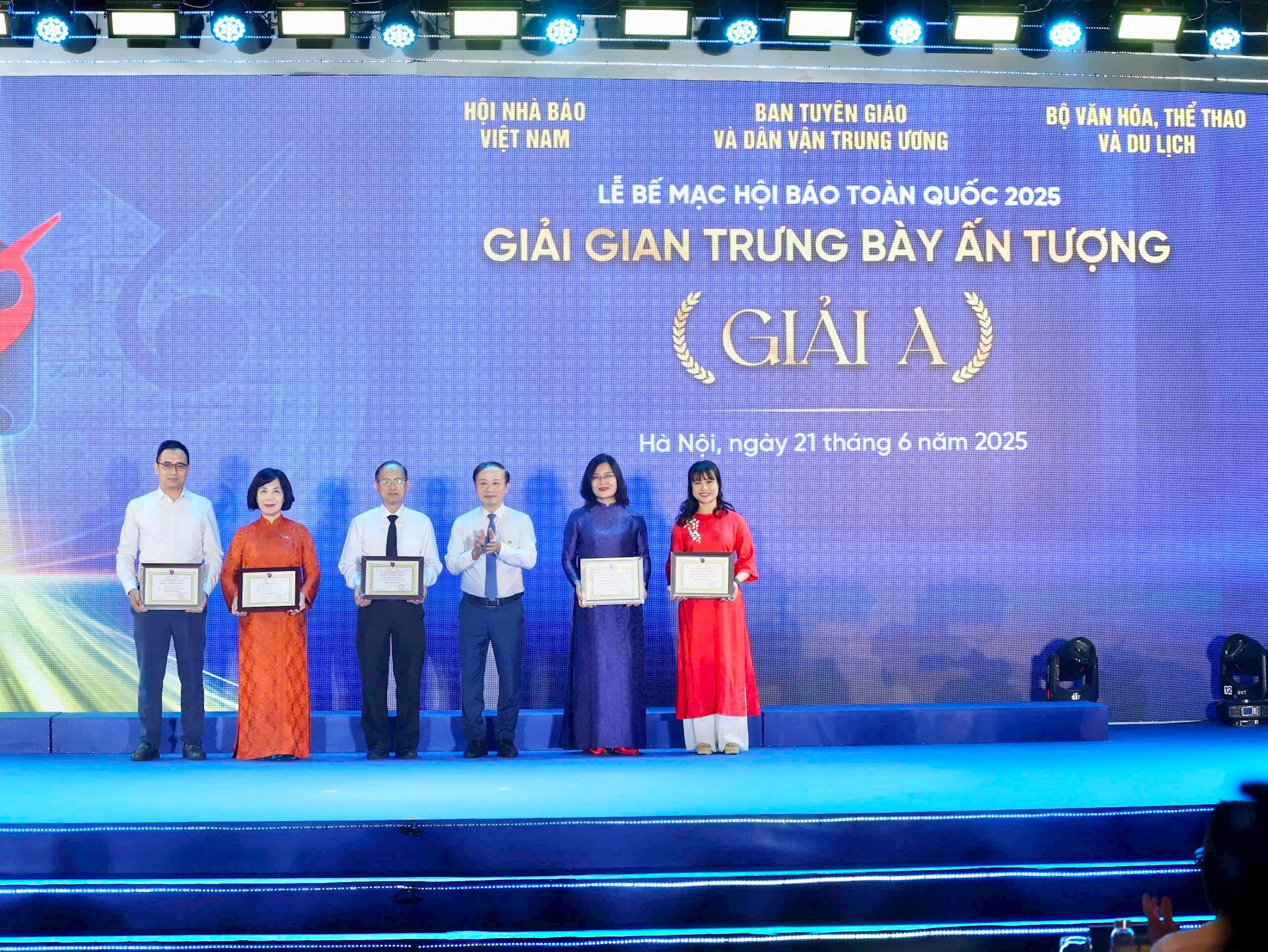 Trao giải A hạng mục Gian trưng bày ấn tượng. Ảnh: Phạm Hùng