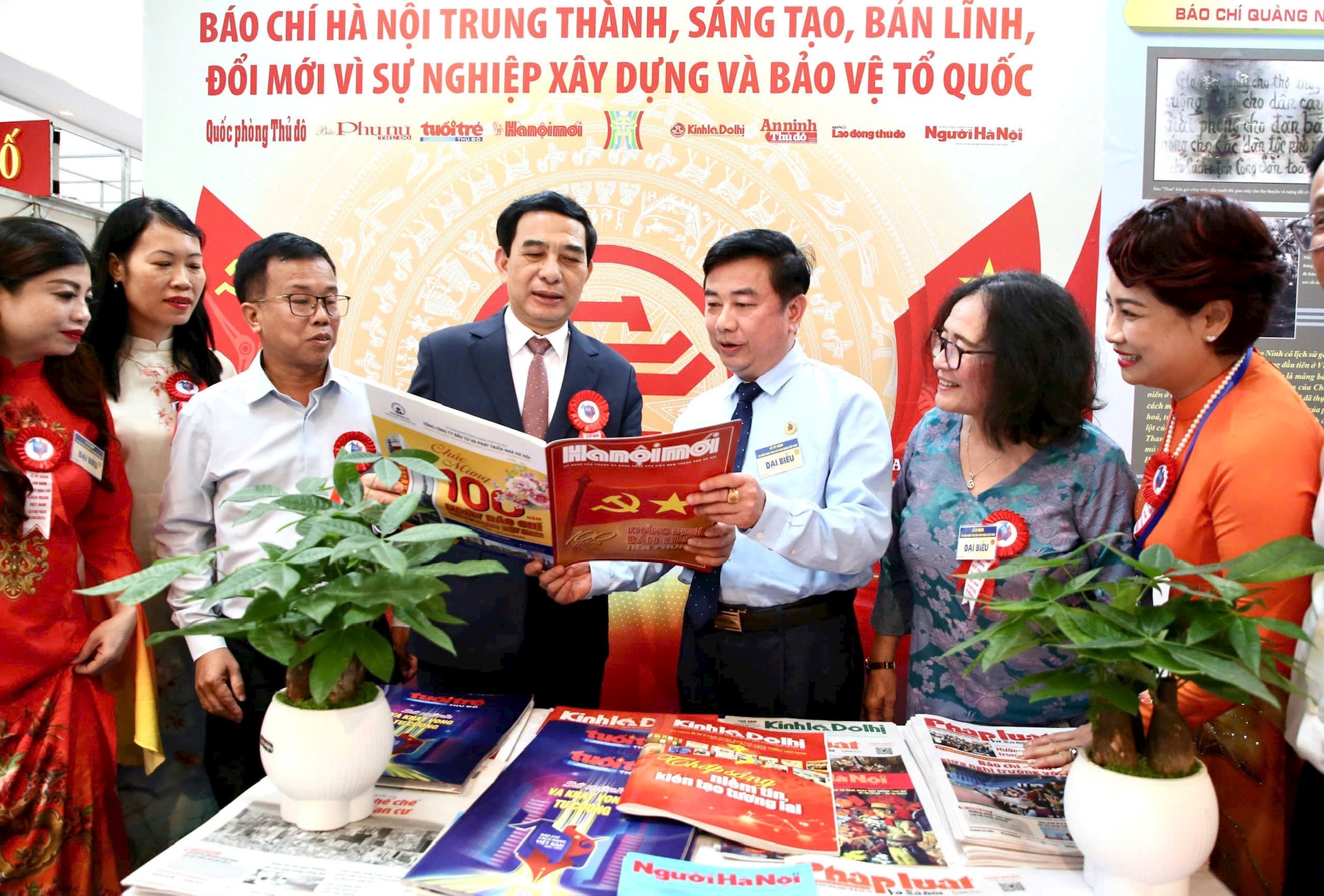 dai-tuong-phan-van-giang-tham-quan-gian-trung-bay-cua-hoi-nha-bao-ha-noi.jpg