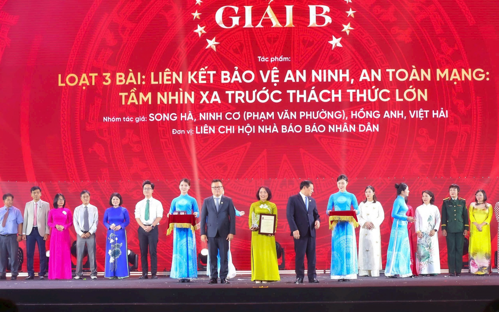Ông Lại Xuân Môn - Phó Trưởng Ban Thường trực Ban Tuyên giáo và Dân vận Trung ương và ông Lê Quốc Minh - Tổng Biên tập Báo Nhân Dân, Phó Trưởng Ban Tuyên giáo và Dân vận Trung ương, Chủ tịch Hội Nhà báo Việt Nam Ông Lại Xuân Môn - Phó Trưởng Ban Thường trực Ban Tuyên giáo và Dân vận Trung ương và ông Lê Quốc Minh - Tổng Biên tập Báo Nhân Dân, Phó Trưởng Ban Tuyên giáo và Dân vận Trung ương, Chủ tịch Hội Nhà báo Việt Nam