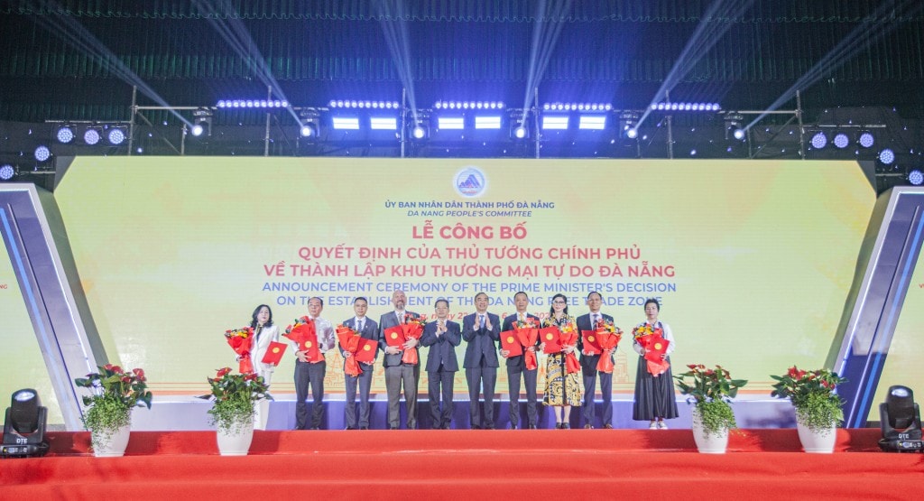 Trao biên bản ghi nhớ cho các nhà đầu tư.