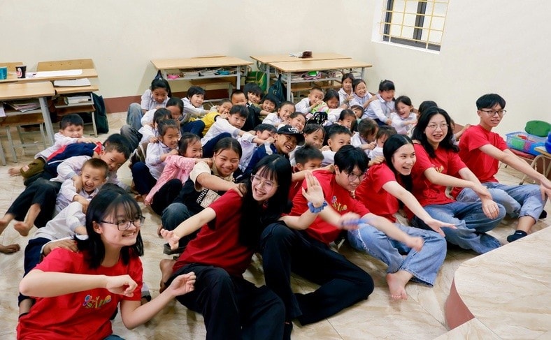 Chiến dịch “Họa Màu Nắng - Vẽ Nét Thương” do Tổ chức Học sinh Thiện nguyện Việt Nam phát tại điểm trường Lũng Hoài