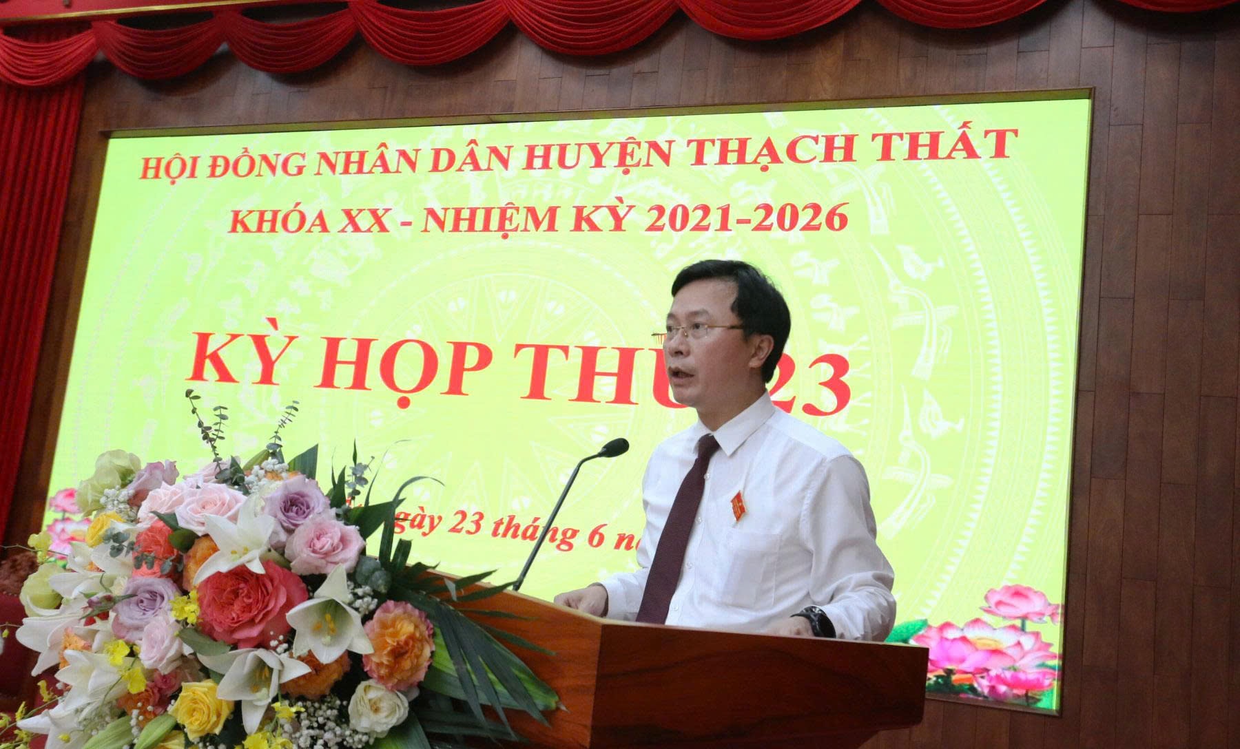 Phó Bí thư Thường trực Huyện ủy, Chủ tịch HĐND huyện Thạch Thất Nguyễn Minh Hồng phát biểu khai mạc kỳ họp. Ảnh: Hương Giang.