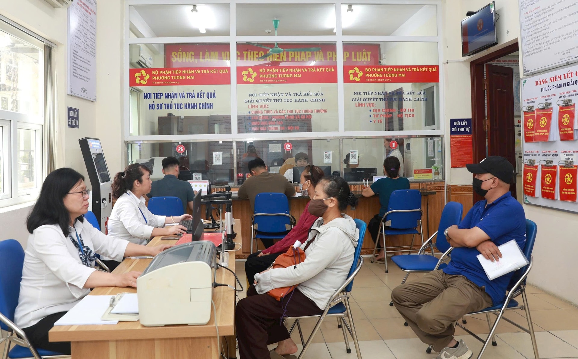 Phường Tương Mai bổ sung thêm bàn để đáp ứng nhu cầu làm TTHC của người dân khi vận hành thử nghiệm mô hình chính quyền địa phương 2 cấp. Ảnh: Vương Vân