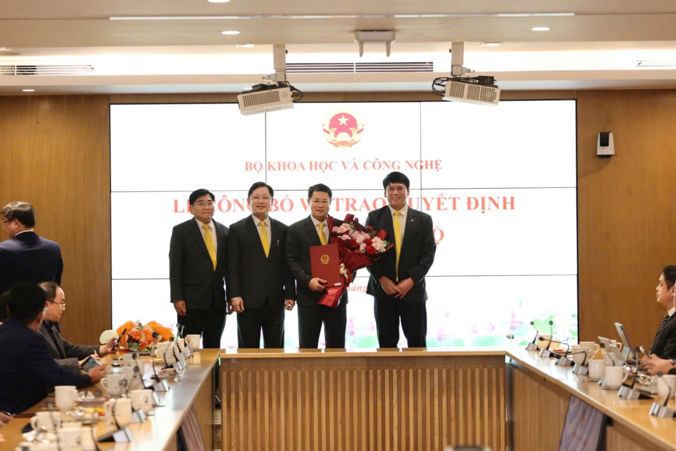 ban-lanh-dao-tong-cong-ty-buu-dien-viet-nam-chuc-mung-chu-tich-hdtv-nguyen-truong-giang.jpg