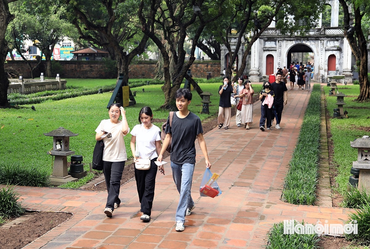 W_si-tu-cau-may-van-mieu-quoc-tu-giam-2.jpg