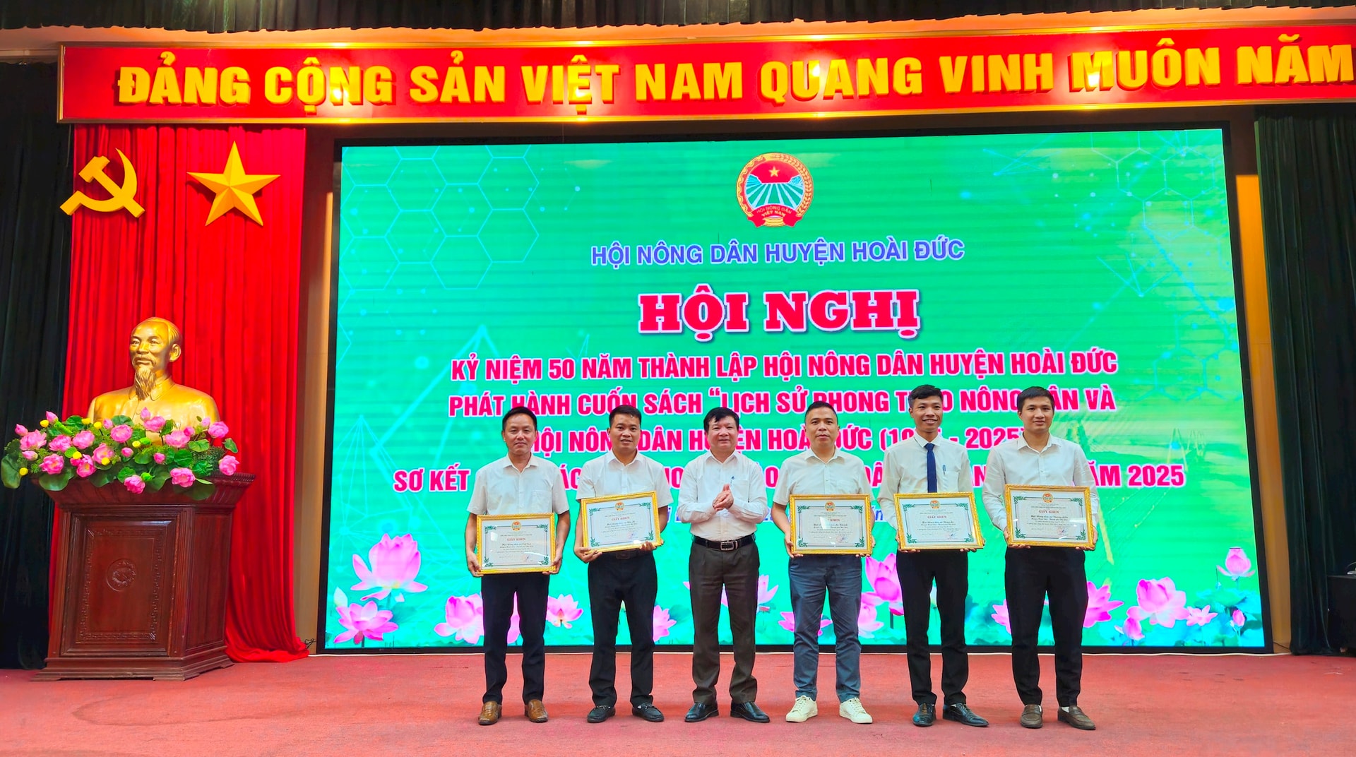 hoai-duc-khen-tt0.jpg