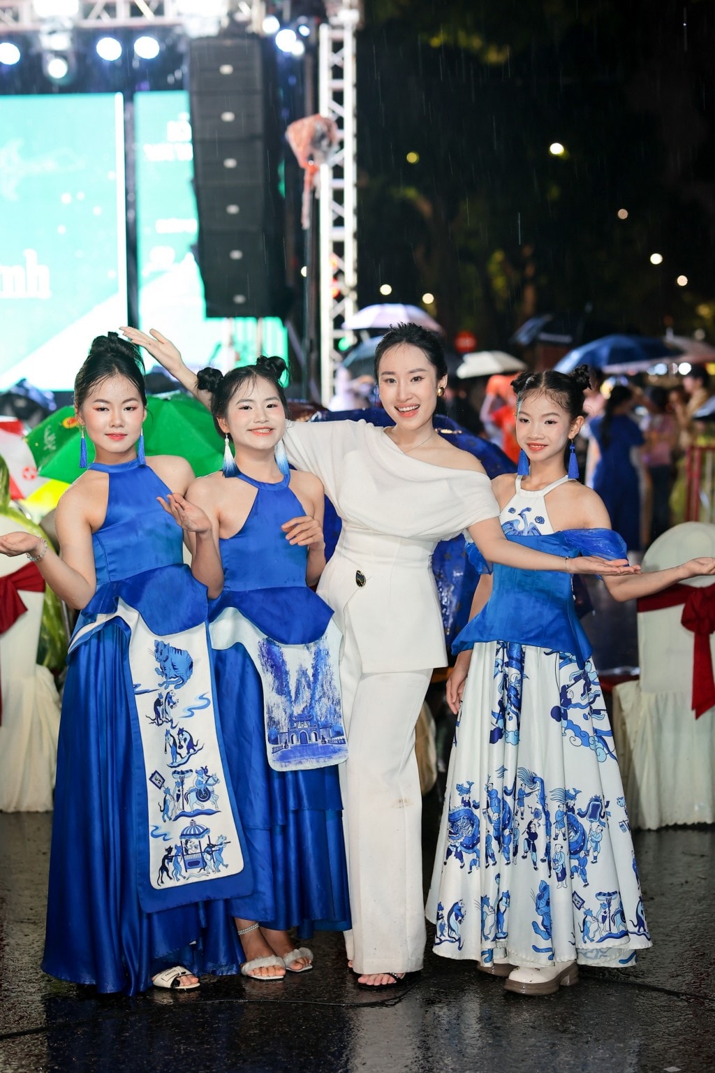 MC Ngân Hà cùng các nghệ sĩ nhí biểu diễn tại chương trình