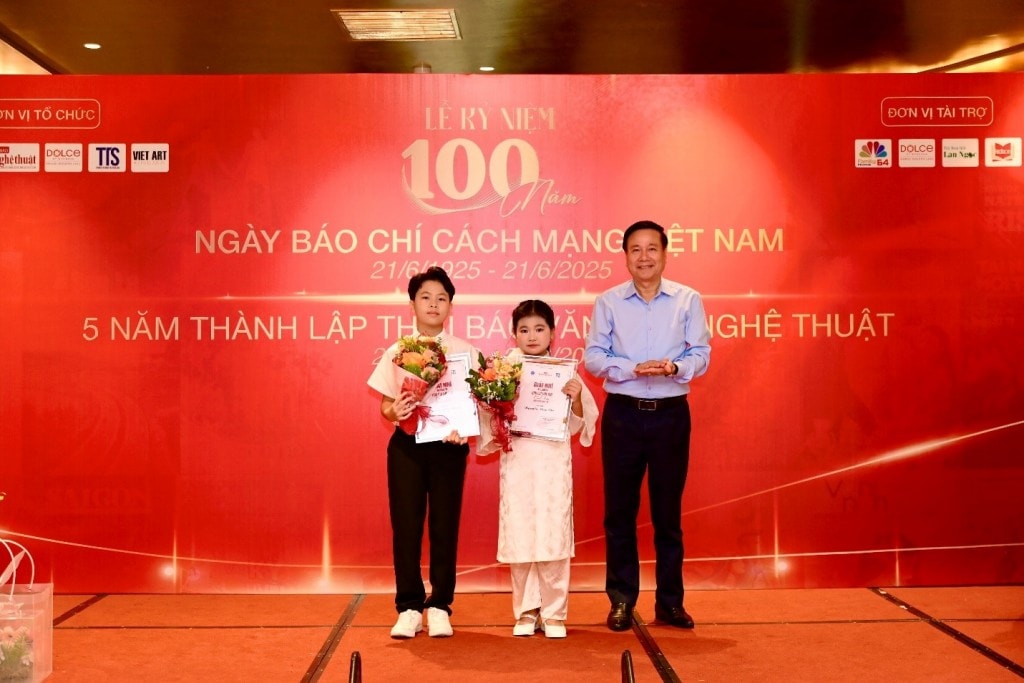 Tác giả nhí Dương Bảo Nam và Nguyễn Diệp Chi  Giải Nhì Cuộc thi “Báo chí lan tỏa tinh hoa, khơi nguồn sáng tạo”