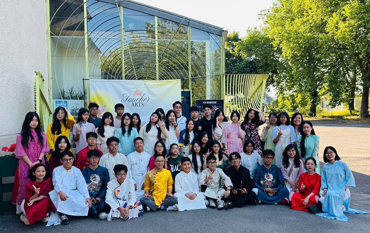 Nhiều bạn trẻ người Việt và gốc Việt đã tham gia hỗ trợ tổ chức Tuần Việt Nam tại Saint Herblain. Ảnh: BTC.