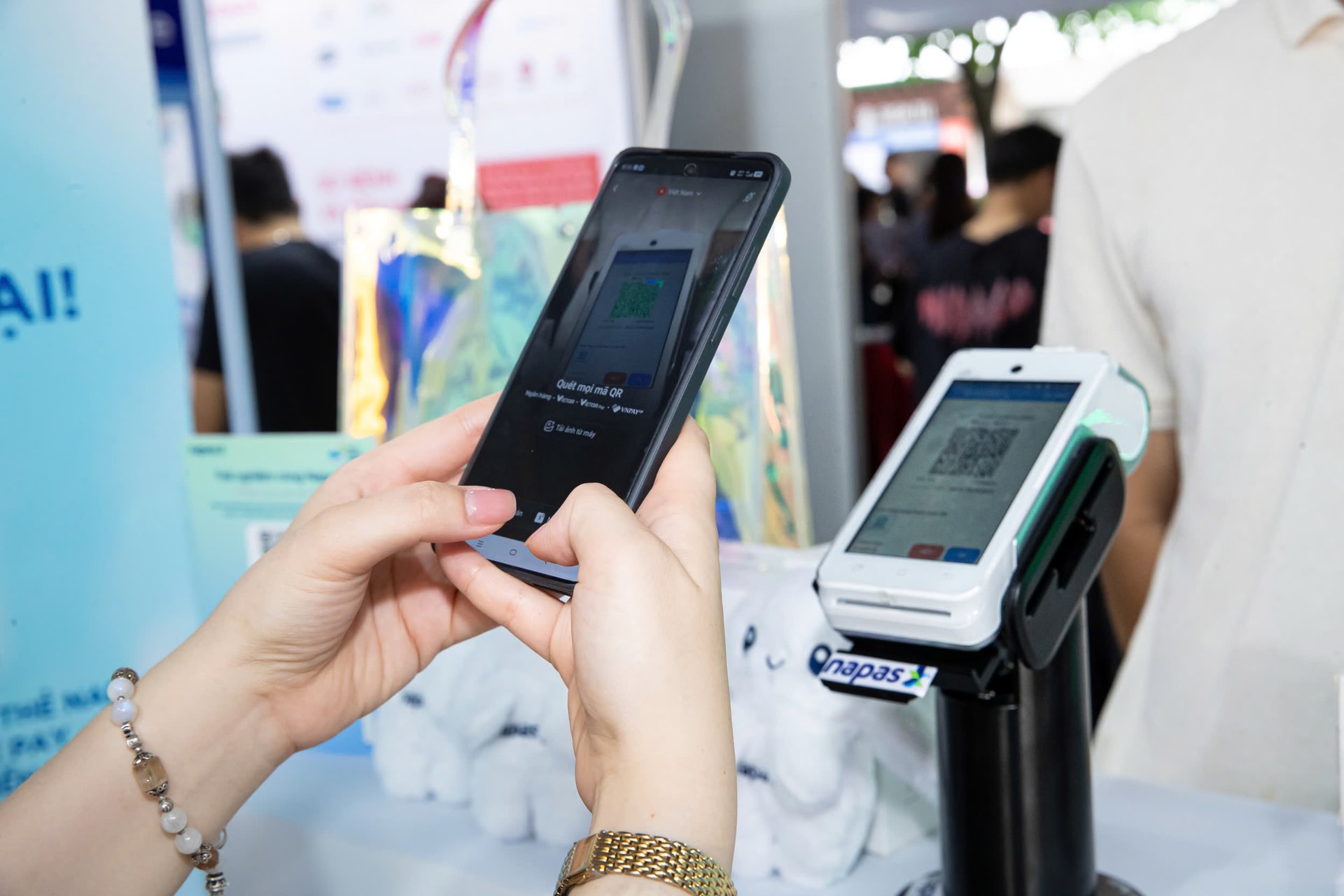 customers-pay-vietqrpay-via-payoo-pos-at-le-hoi-no-cash.jpg