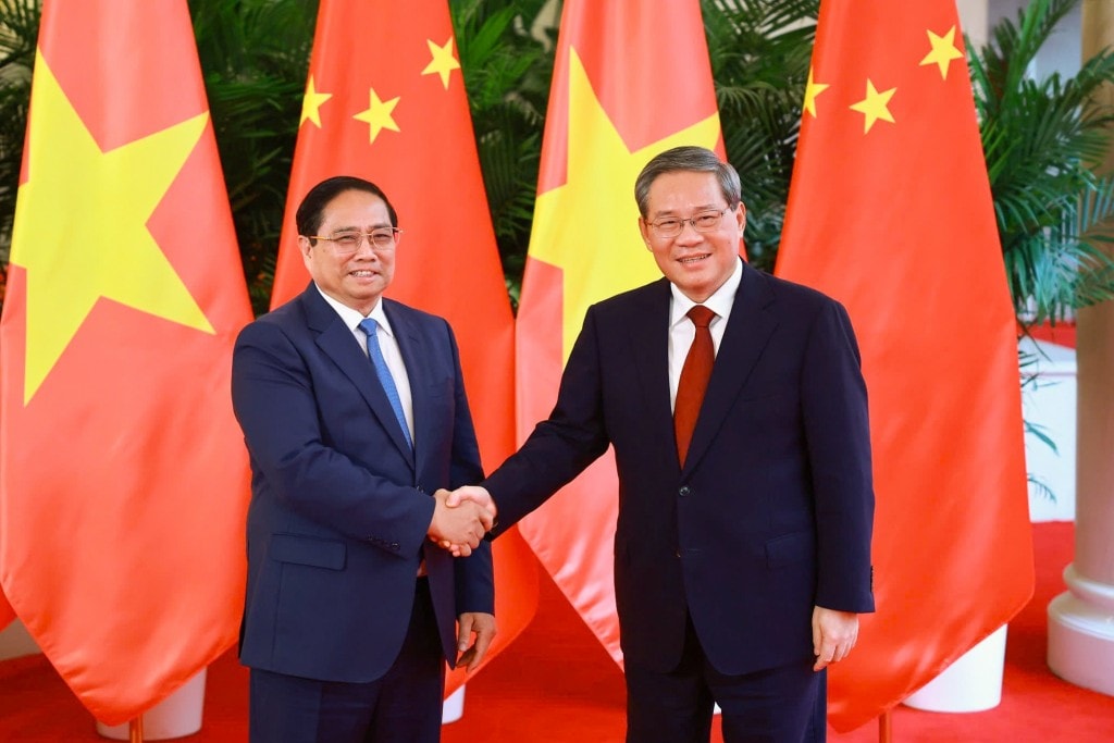 Thủ tướng Phạm Minh Chính và Thủ tướng Trung Quốc Lý Cường trước khi bắt đầu cuộc hội đàm chiều ngày 24/6 - Ảnh: VGP/Nhật Bắc