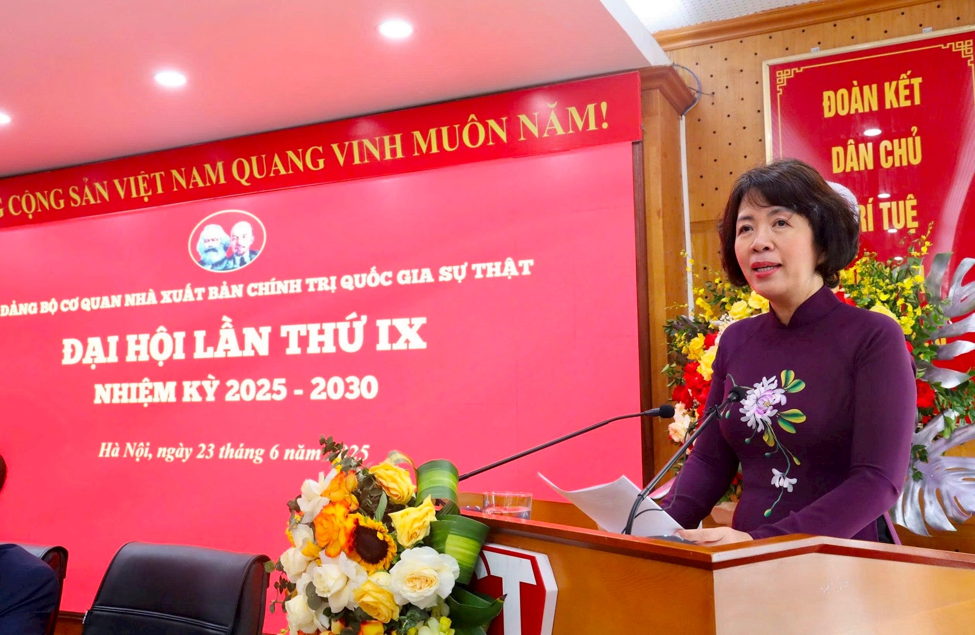 Phó Bí thư Đảng ủy các cơ quan Đảng Trung ương Nguyễn Thị Hoàng Vân phát biểu. Ảnh: M