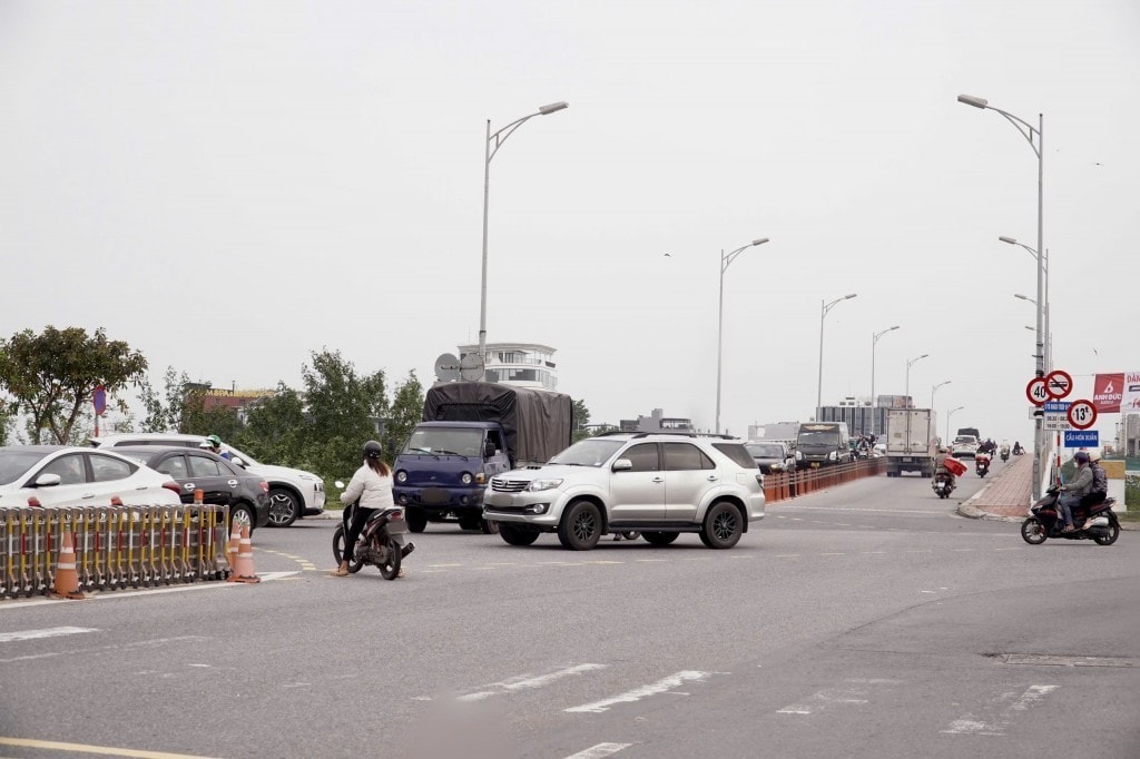 Nút giao cầu Hòa Xuân thường xuyên xảy ra ùn tắc giờ cao điểm (Ảnh Đ.Minh)