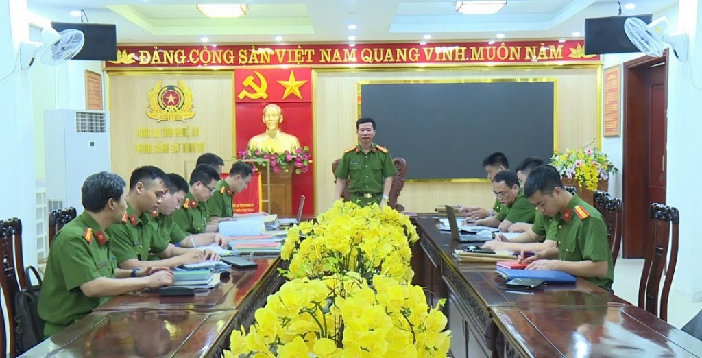 Cơ quan thường trực Ban chuyên án họp bàn phương án triển khai nhiệm vụ chuyên án triệt xóa băng nhóm lừa đảo công nghệ cao xuyên quốc gia, chiếm đoạt hơn 2.000 tỷ đồng Cơ quan thường trực Ban chuyên án họp bàn phương án triển khai nhiệm vụ chuyên án triệt xóa băng nhóm lừa đảo công nghệ cao xuyên quốc gia, chiếm đoạt hơn 2.000 tỷ đồng