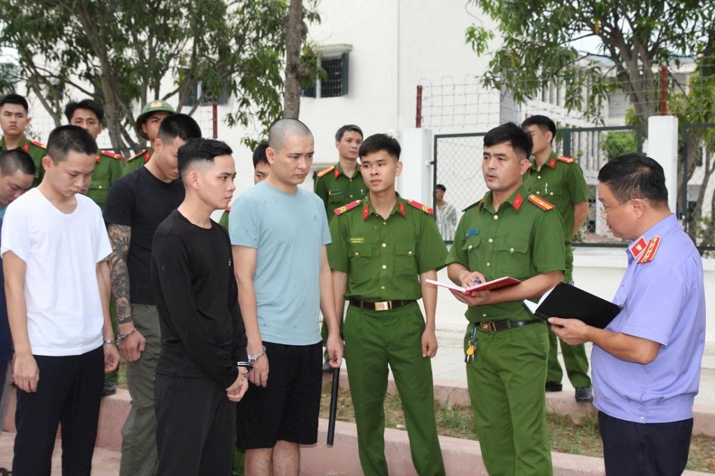 Cơ quan chức năng lấy lời khai các đối tượng trong đường dây tội phạm lừa đảo xuyên Quốc gia Cơ quan chức năng lấy lời khai các đối tượng trong đường dây tội phạm lừa đảo xuyên Quốc gia