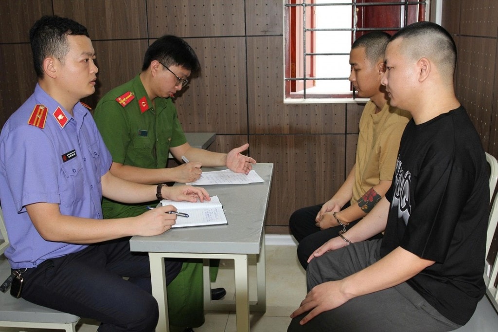 Cơ quan chức năng lấy lời khai các đối tượng trong đường dây tội phạm lừa đảo xuyên quốc gia Cơ quan chức năng lấy lời khai các đối tượng trong đường dây tội phạm lừa đảo xuyên quốc gia