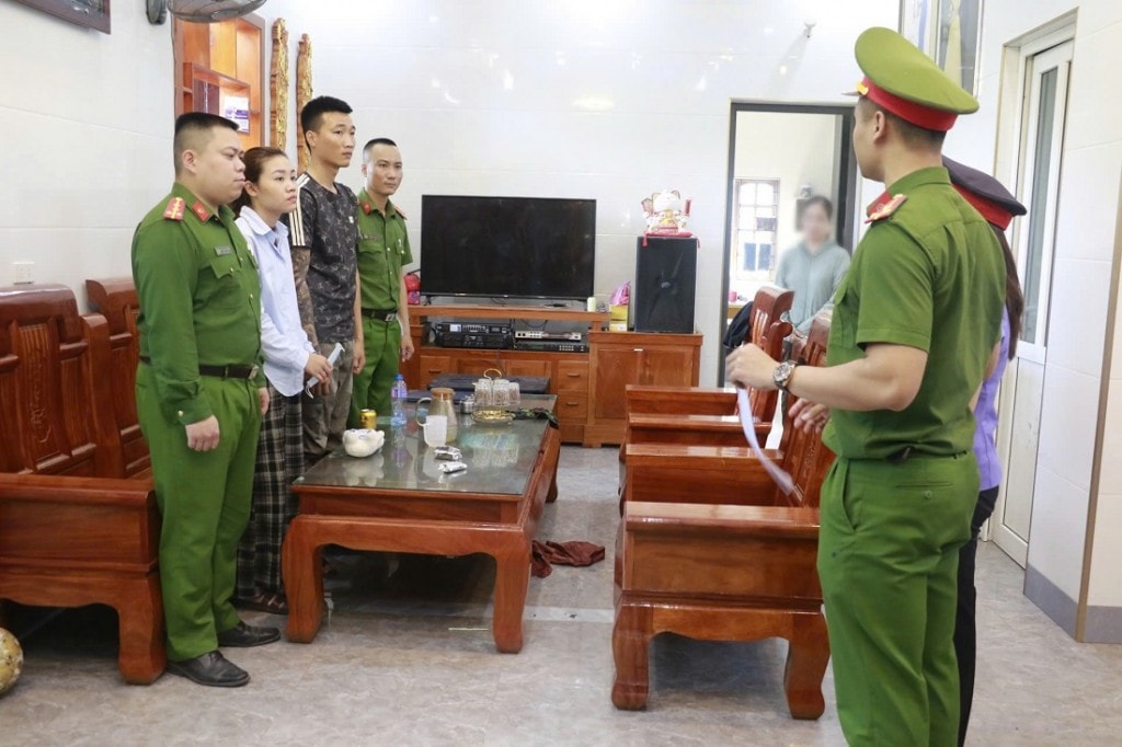 Cơ quan chức năng đọc lệnh khám xét nơi ở của Phan Đình Thịnh và Lê Thị Trà Cơ quan chức năng đọc lệnh khám xét nơi ở của Phan Đình Thịnh và Lê Thị Trà