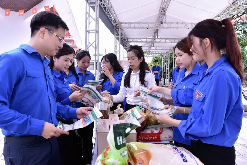 Các gian hàng thu hút đông đảo bạn trẻ tham quan 