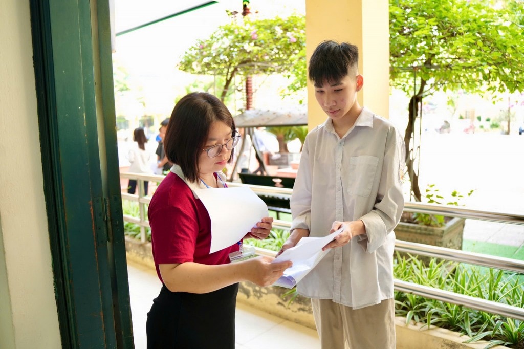 Cán bộ coi thi đối chiếu thông tin của thí sinh