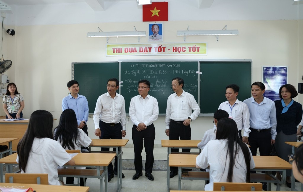 Phó Thủ tướng Lê Thành Long động viên các thí sinh trước khi bước vào kỳ thi - Ảnh VGP/Đức Tuân