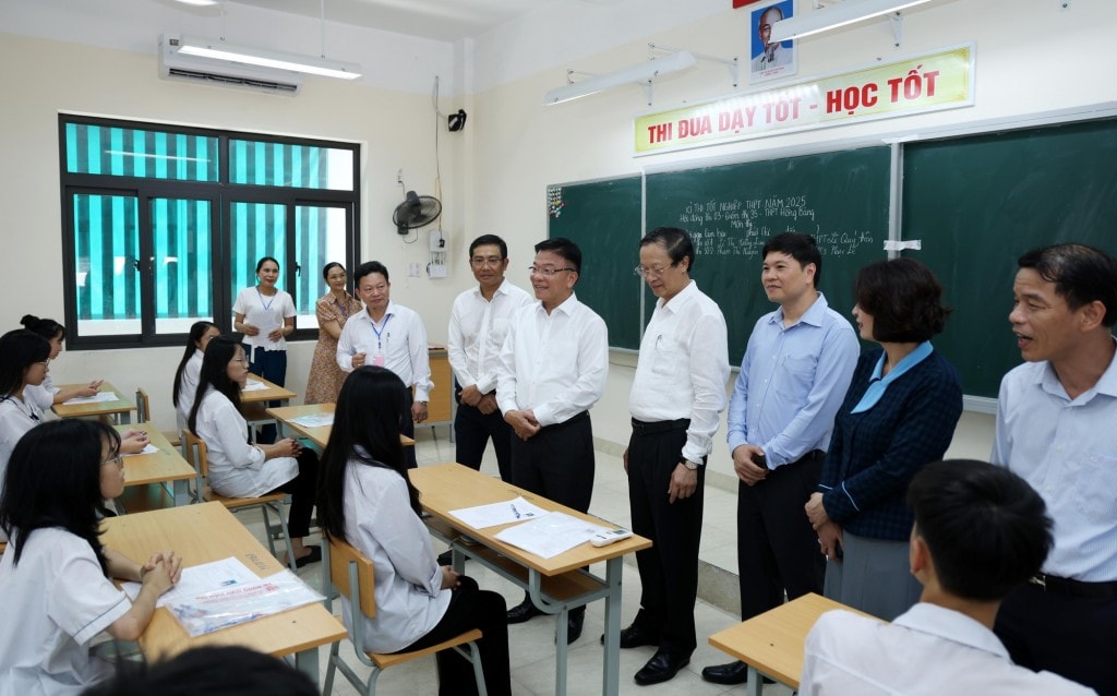 Phó Thủ tướng động viên các thí sinh trước khi bước vào kỳ thi - Ảnh VGP/Đức Tuân