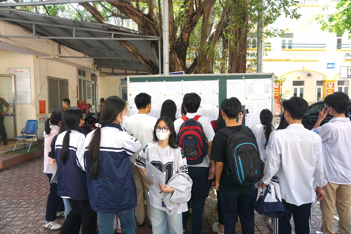 Thí sinh Hà Nội bắt đầu làm thủ tục thi tốt nghiệp THPT năm 2025