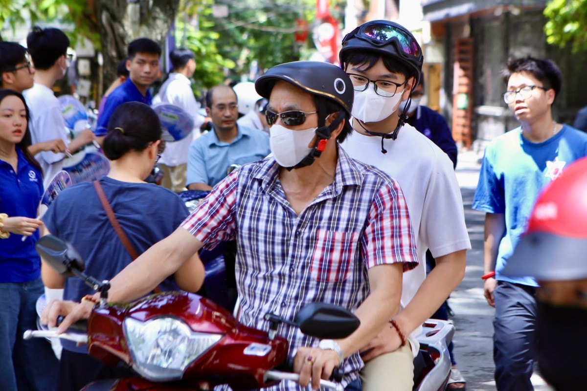 Thí sinh Hà Nội bắt đầu làm thủ tục thi tốt nghiệp THPT năm 2025