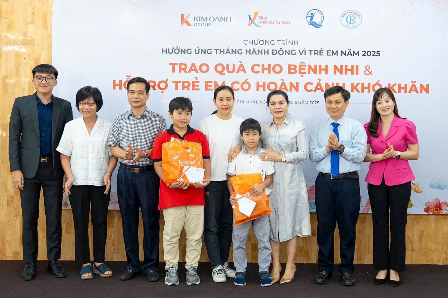 trao-qua-cho-gia-dinh-tre-em-co-nguoi-than-hien-tang.jpg
