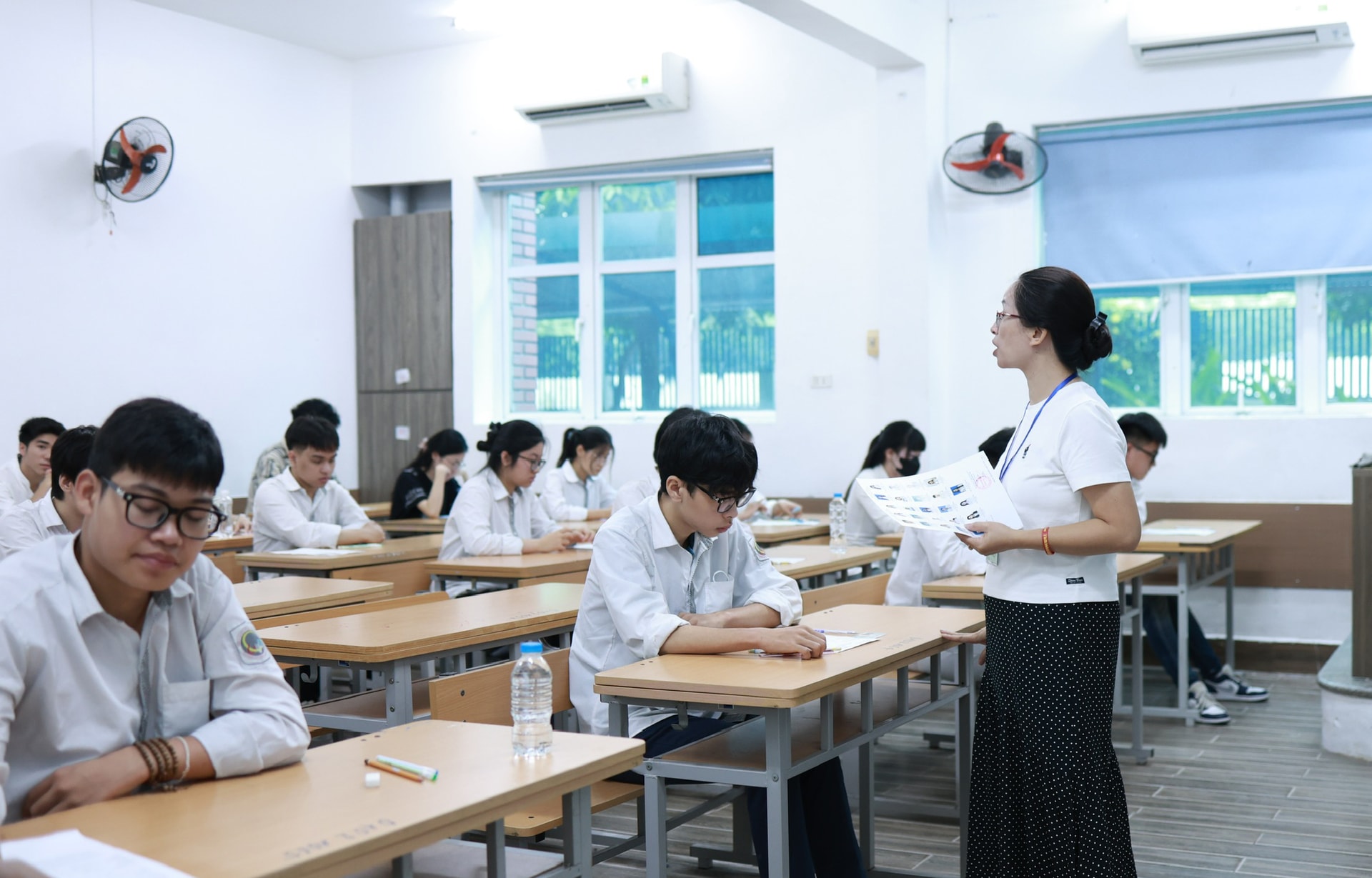 giam-thi-pho-bien-quy-che-cho-thi-sinh-tai-diem-thi-truong-trung-hoc-co-so-trung-hoc-pho-thong-luong-the-vinh-quan-cau-giay-.-anh-nhat-nam.jpg