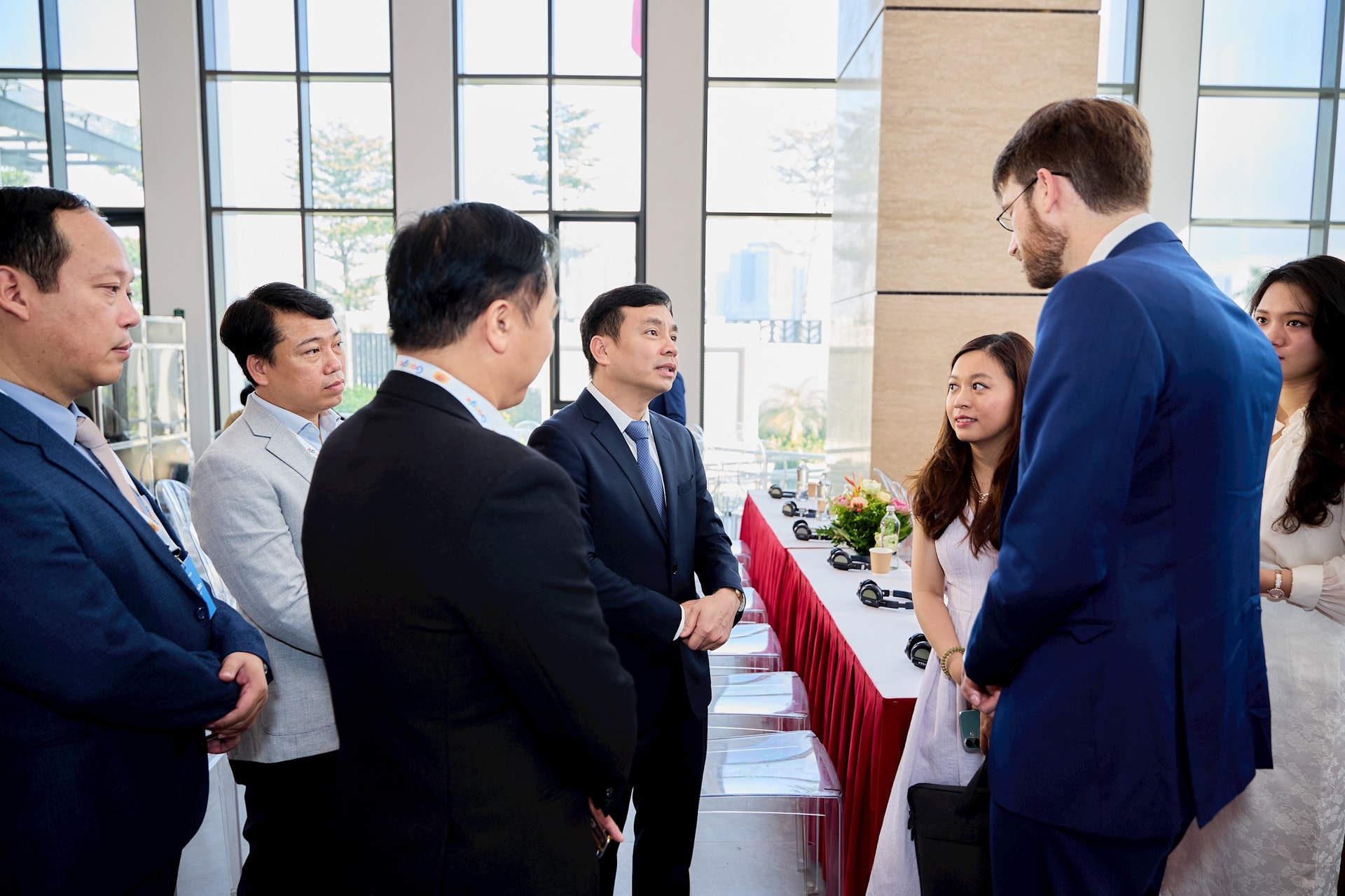 thieu-tuong-le-xuan-minh-cuc-truong-cuc-an-ninh-mang-va-phong-chong-toi-pham-su-dung-cong-nghe-cao-bo-cong-an-va-lanh-dao-google-trao-doi-co-hoi-hop-tac.jpg
