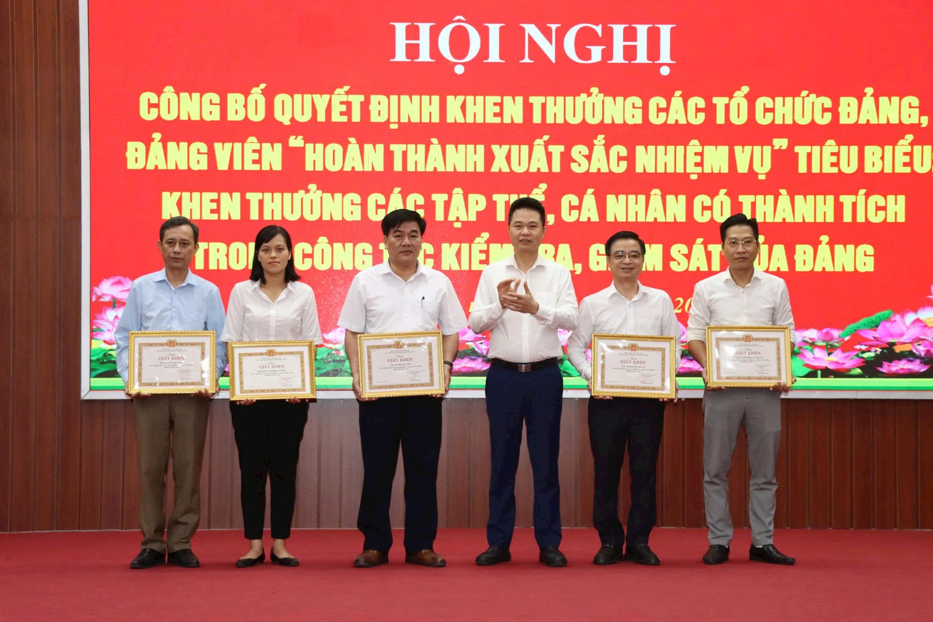 huyen-uy-px.jpg