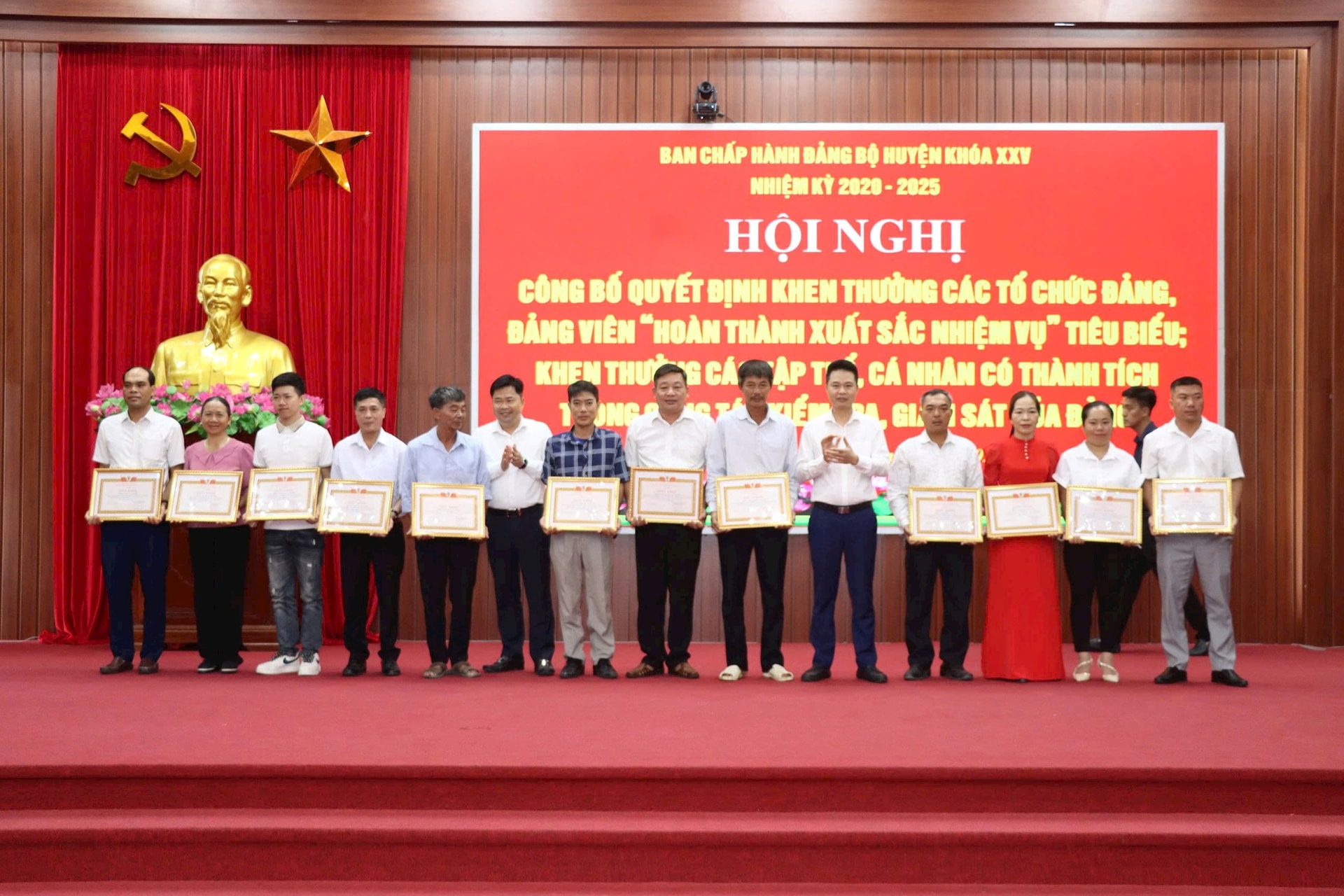 huyen-uy-px4.jpg