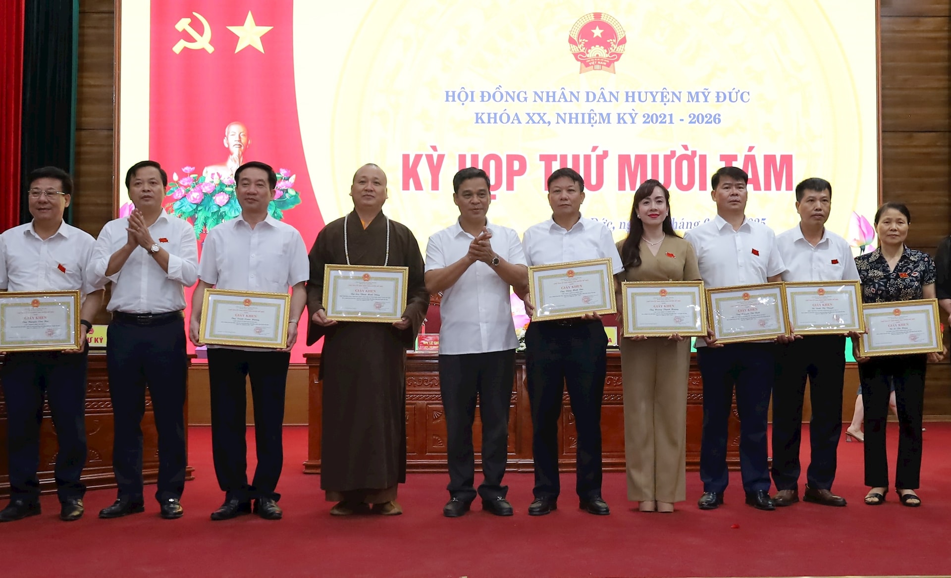 Chủ tịch UBND huyện Mỹ Đức Đặng Văn Triều trao khen thưởng của HĐND huyện cho các tập thể, cá nhân có thành tích tiêu biểu, xuất sắc trong hoạt động HĐND huyện nhiệm kỳ 2021-2026. Ảnh: Kim Nhuệ