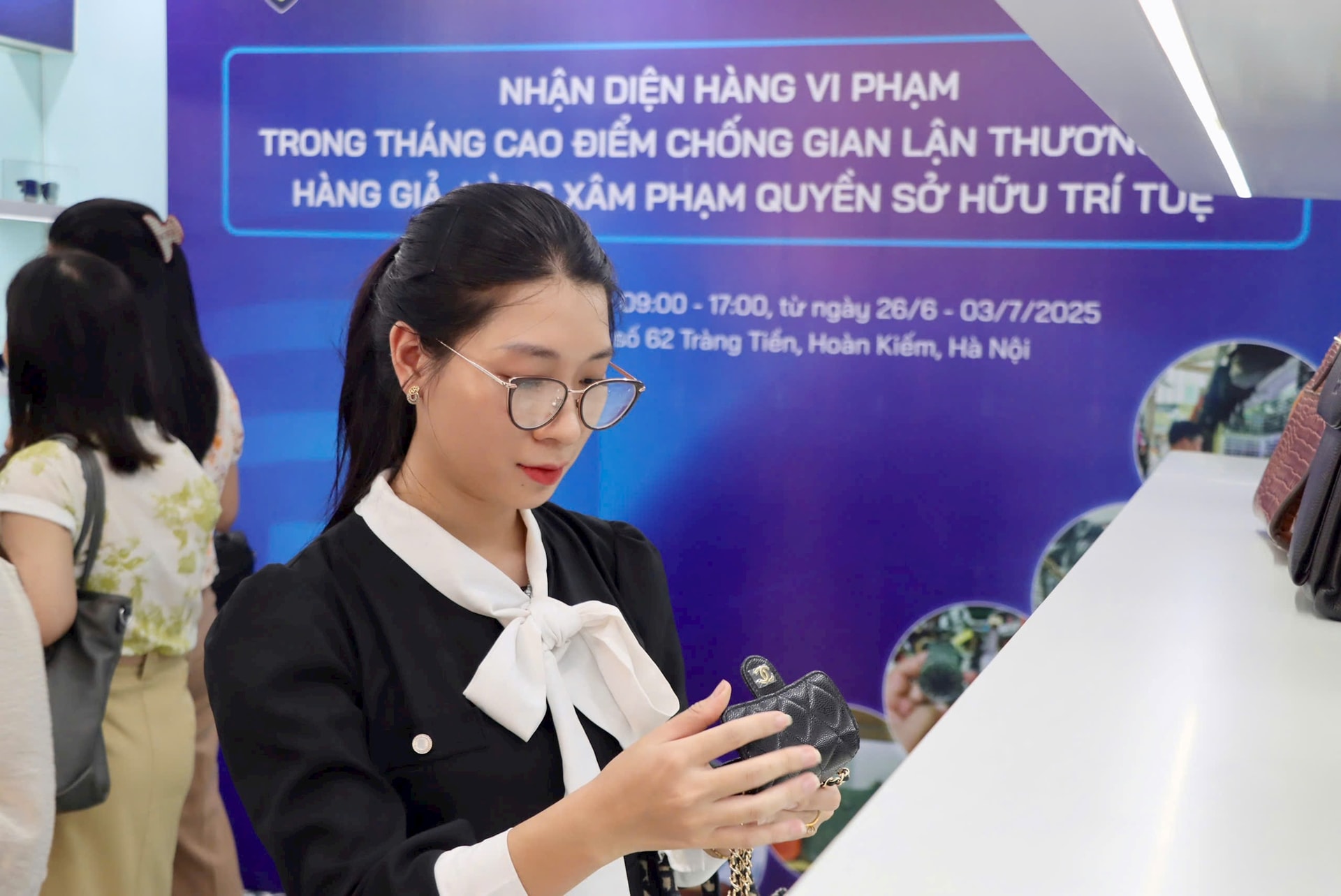 hang-hoa-gia-nhan-hieu-trung-bay-tai-day.jpg