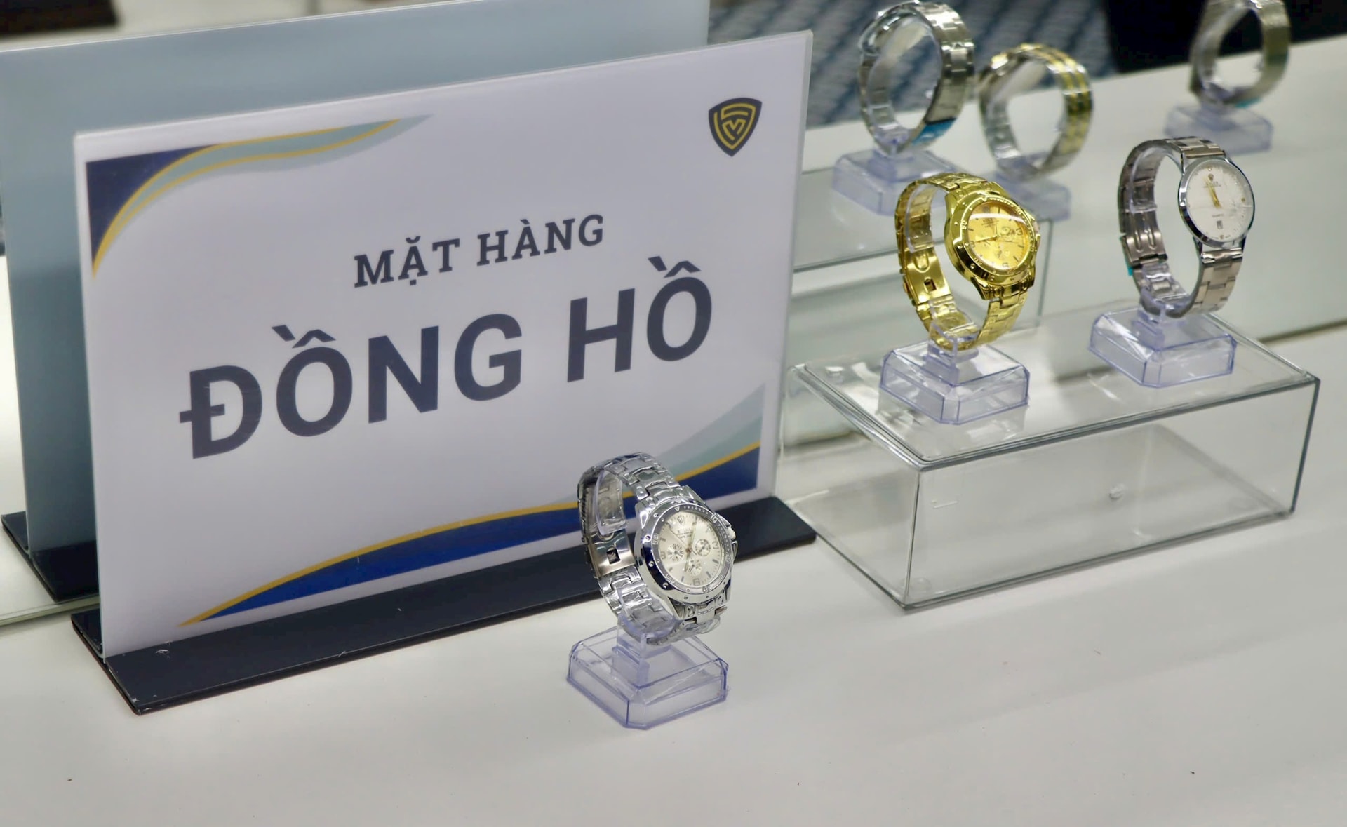 phong-trung-bay-hang-gia.jpg