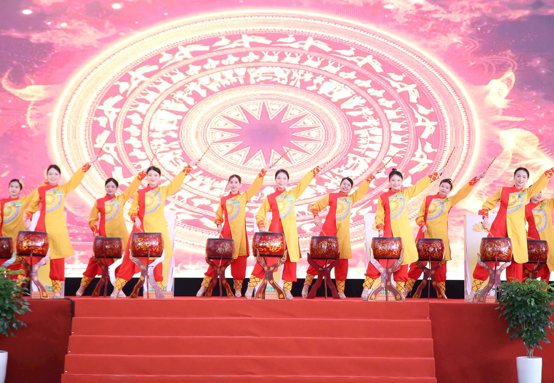 van-nghe-chao-mung.jpg