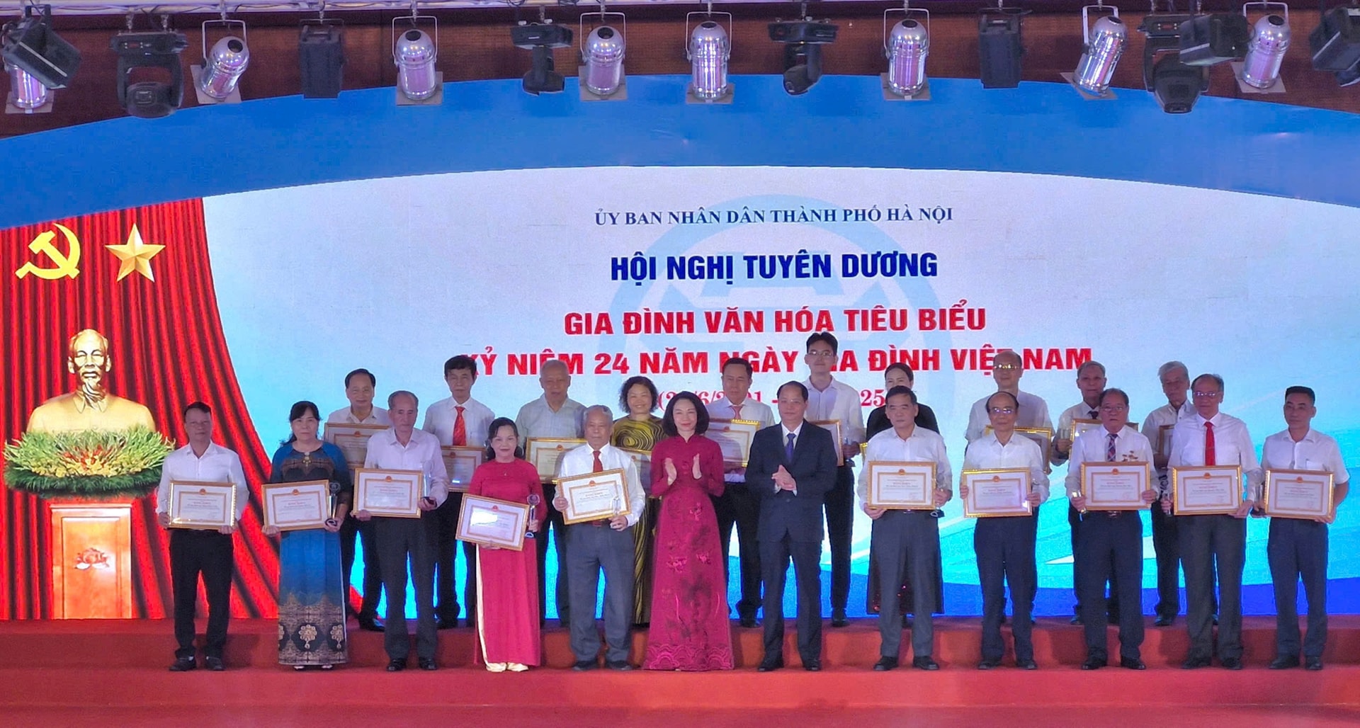 26-trao-bang-khen5.jpg