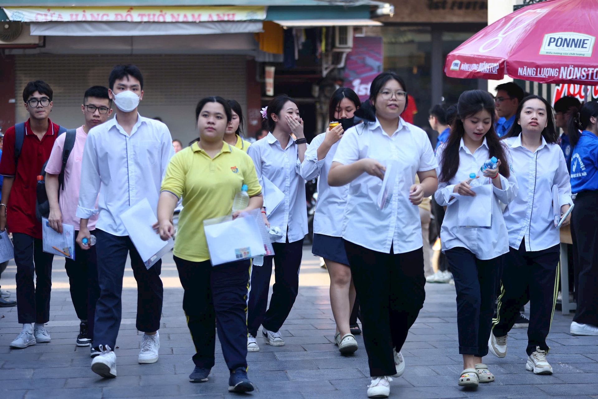 2606-thi-tn-tai-thcs-nguyen-du-1.jpg