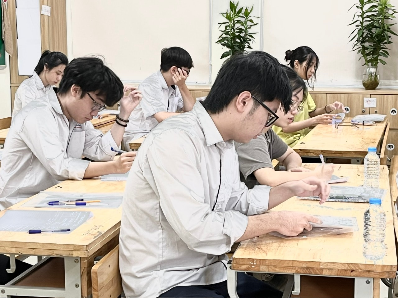 2606-thi-tn-tai-thcs-nguyen-du-13-lam-bai-thi.jpg
