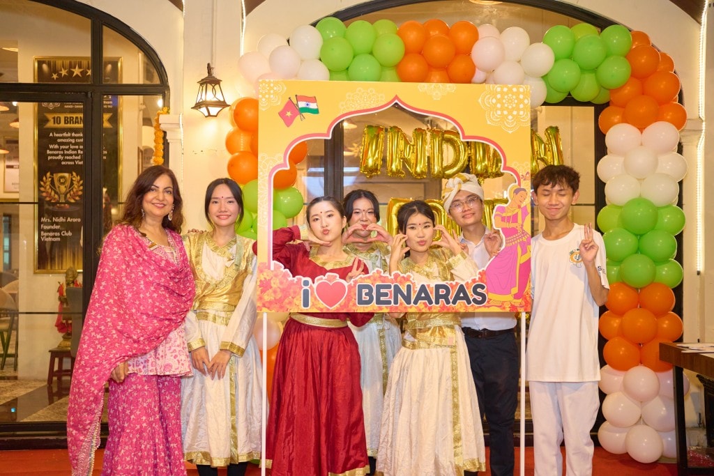 Các chi nhánh của Benaras tại Việt Nam: Hà Nội:  Benaras Mantra: 15 Tràng Tiền, Hoàn Kiếm, Ha Noi - 0988 897 249 Benaras Sutra: 46 Chương Dương Độ, Hoàn Kiếm, Hà Nội - 0978 886 249 Đà Nẵng:  Benaras Central: 207 Nguyễn Văn Thoại, An Hải Đông, Sơn Trà, Đà 