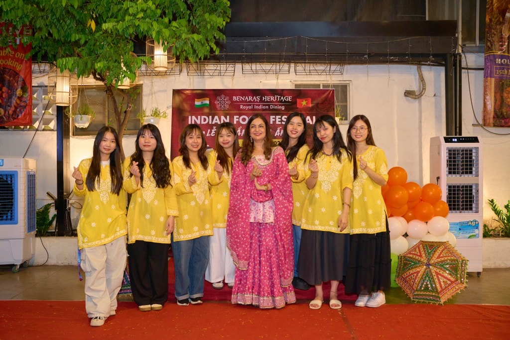 Bà Nidhi Arora, người sáng lập chuỗi nhà hàng Ấn Benaras chụp hình lưu niệm cùng với khách mời