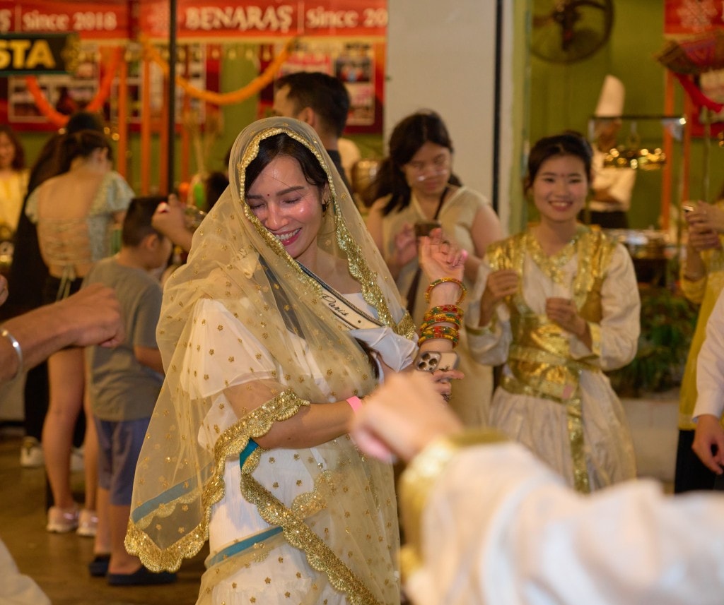Hóa thân thành những chàng trai, cô gái Ấn Độ duyên dáng với henna và trang phục truyền thống, tạo nên những khoảnh khắc đáng nhớ tại lễ hội