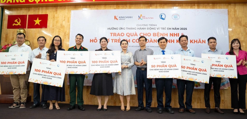 Lãnh đạo Quỹ BTTEVN, Cục Bà mẹ và Trẻ em, Quỹ Khởi sự từ tâm trao biển tượng trưng tặng quà tới bệnh nhi đang điều trị bệnh tại các bệnh viện