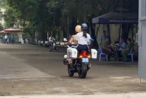 Thiếu tá Nguyễn Thành Phước dùng xe đặc chủng chở chở cháu Ngân về nhà lấy Căn cước công dân