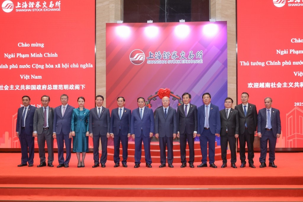 Thủ tướng và Đoàn công tác chụp ảnh lưu niệm với lãnh đạo SSE - Ảnh: VGP/Nhật Bắc