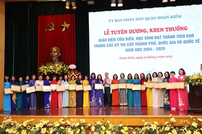 Đại diện lãnh đạo Sở GD&ĐT Hà Nội, lãnh đạo UBND quận Hoàn Kiếm trao thưởng các tập thể xuất sắc