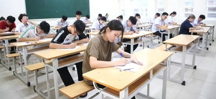 Các thí sinh làm bài môn Ngữ văn trong sáng ngày 26/6.