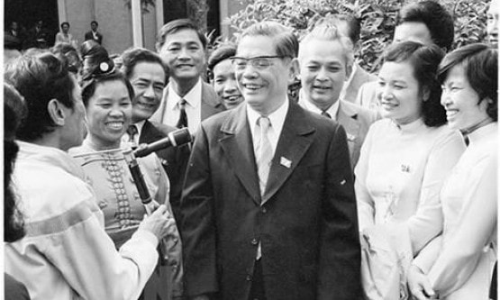 Suốt đời hoạt động cách mạng, đồng chí Nguyễn Văn Linh luôn hòa mình với đời sống của nhân dân, lắng nghe, thấu hiểu và làm mọi việc vì dân, tất cả cùng là nhằm không ngừng cải thiện và nâng cao mọi mặt đời sống của nhân dân.