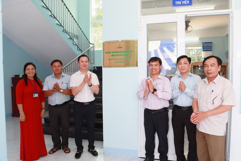 Đại diện lãnh đạo địa phương, BSR và thầy cô giáo gắn biển công trình tại Trường PT DTBT TH&THCS xã Sơn Dung. Đại diện lãnh đạo địa phương, BSR và thầy cô giáo gắn biển công trình tại Trường PT DTBT TH&THCS xã Sơn Dung.