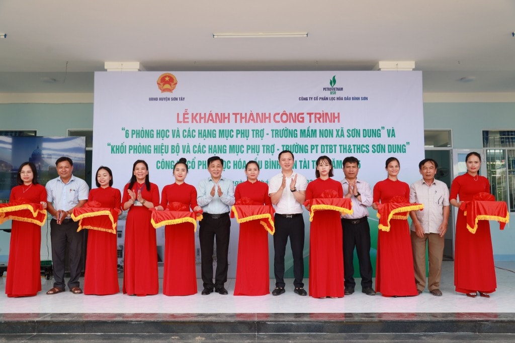 Đại diện UBND huyện Sơn Tây, xã Sơn Dung, BSR và các thầy cô Trường Mầm non xã Sơn Dung và Trường PT DTBT TH&THCS xã Sơn Dung thực hiện nghi thức cắt băng khánh thành công trình. Đại diện UBND huyện Sơn Tây, xã Sơn Dung, BSR và các thầy cô Trường Mầm non xã Sơn Dung và Trường PT DTBT TH&THCS xã Sơn Dung thực hiện nghi thức cắt băng khánh thành công trình.